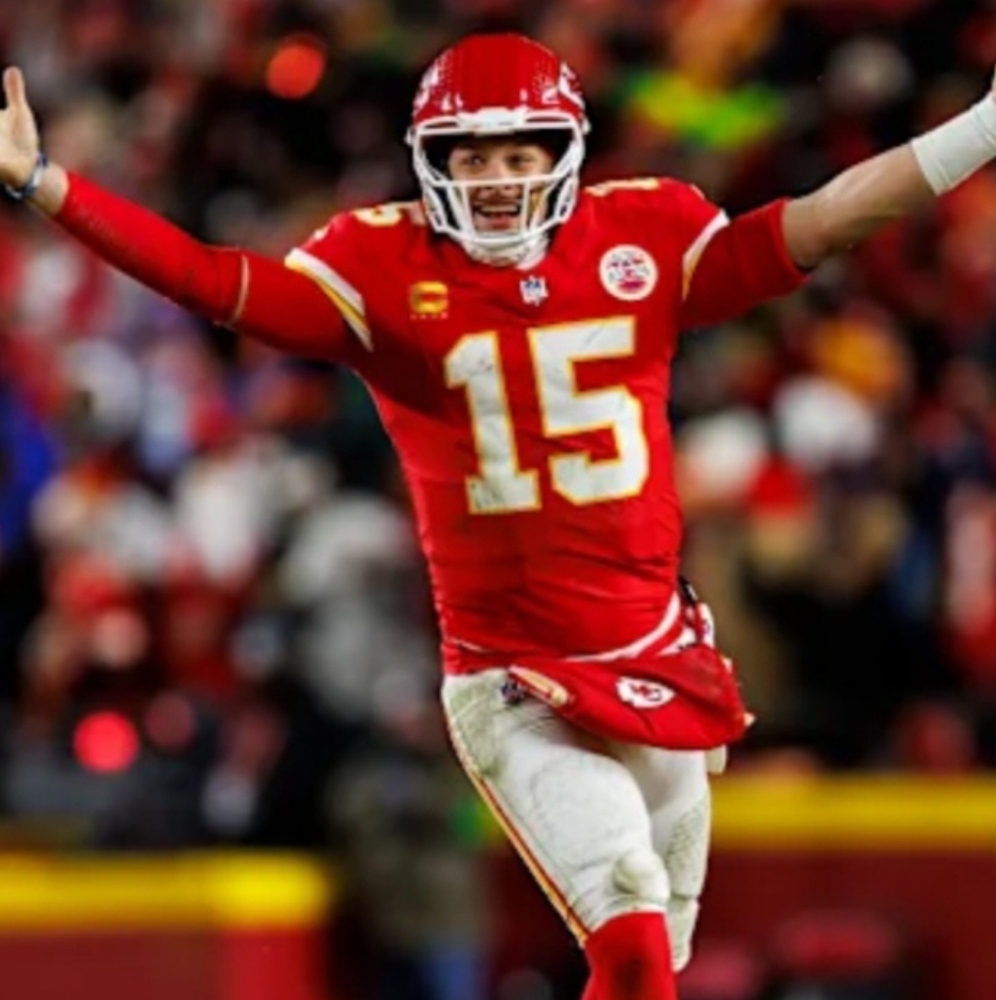 Patrick Mahomes (Nike)-(Chiefs)-(Jersey)-(Red)-(Pre-owned)-(Size XL)-$100.00 - Picture 6 of 9